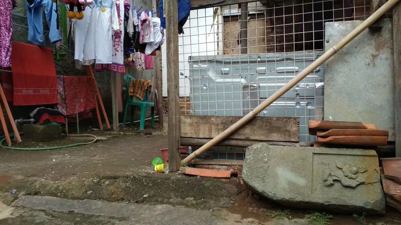 Sisa batu nisan makam Tan Tjin Kie di area pemukiman warga Cirebon