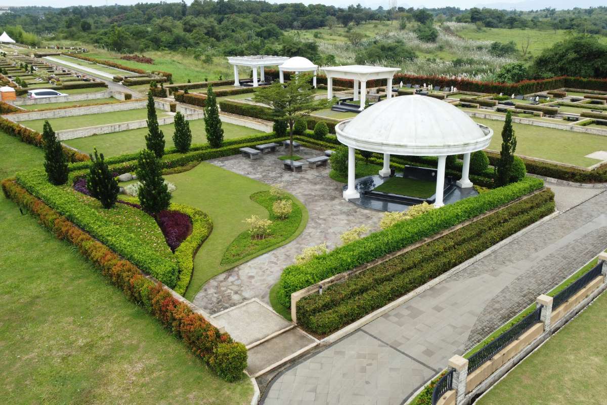 Makam tipe peak estate