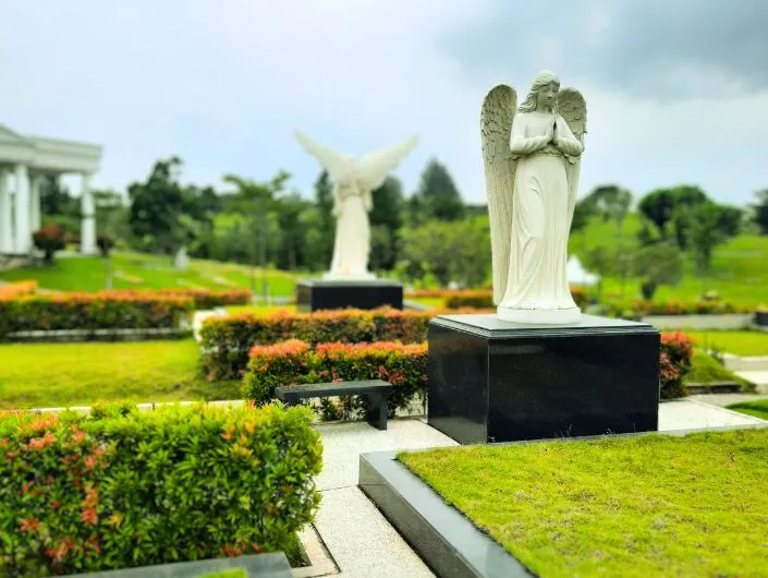Makam Tipe Private Patung Di Area Universal, Lokasi Di Sunshine Mansion San Diego Hills Karawang Makam Tipe Patung Di San Diego Hills, Menampilkan Area Pemakaman Yang Elegan Dengan Patung Artistik Sebagai Monumen Utama. Makam Ini Dikelilingi Taman Hijau Yang Tertata Rapi, Menciptakan Suasana Tenang Dan Penuh Penghormatan.