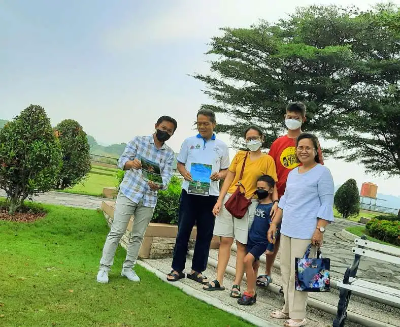 Survey Lokasi Ke San Diego Hills Karawang, Pembelian Untuk Persiapan Masa Mendatang Proses Survei Lokasi Di San Diego Hills Karawang Sebagai Persiapan Untuk Pembelian Makam Masa Depan, Dengan Latar Belakang Pemandangan Yang Asri Dan Fasilitas Yang Mendukung