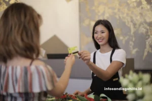 Seorang pembeli menyerahkan kartu pembayaran untuk membayar booking fee di San Diego Hills Memorial Park.