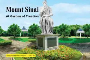 Patung Musa di lokasi Mount Sinai, San Diego Hills, menggambarkan sosok Nabi Musa dengan tablet berisi Sepuluh Perintah Allah. Patung ini menjadi ikon spiritual di area pemakaman Mount Sinai, yang didedikasikan untuk komunitas Kristen dan Katolik. Dikelilingi oleh taman yang asri, patung ini menambah nuansa sakral dan ketenangan bagi para pengunjung.