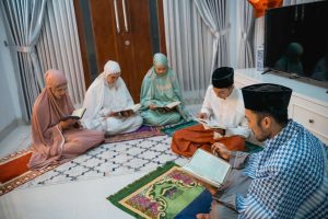 Suasana tahlilan dan yasinan di rumah duka, keluarga dan tetangga berkumpul untuk mendoakan almarhum secara khidmat