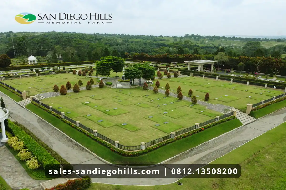 Makam Tipe Standar Di Area Serenity Mansion San Diego Hills, Eksklusif Dengan Pagar Pembatas Yang Rapi, Menawarkan Privasi Dan Kenyamanan Bagi Keluarga.