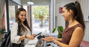Pembeli melakukan pembayaran booking fee makam San Diego Hills secara cashless menggunakan smartphone