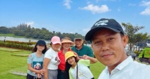 Iwan Setiawan mendampingi keluarga survey lokasi Pre Need di San Diego Hills