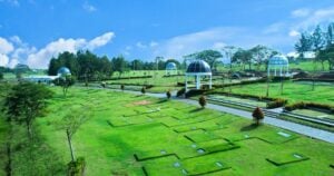 Taman pemakaman San Diego Hills Karawang dengan deretan kavling makam di area Mount Sinai yang hijau dan tertata rapi