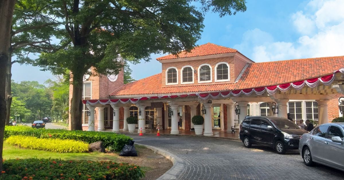 Kantor Pemasaran San Diego Hills Di Karawang Dengan Bangunan Bergaya Klasik, Halaman Hijau, Dan Area Parkir Yang Tertata