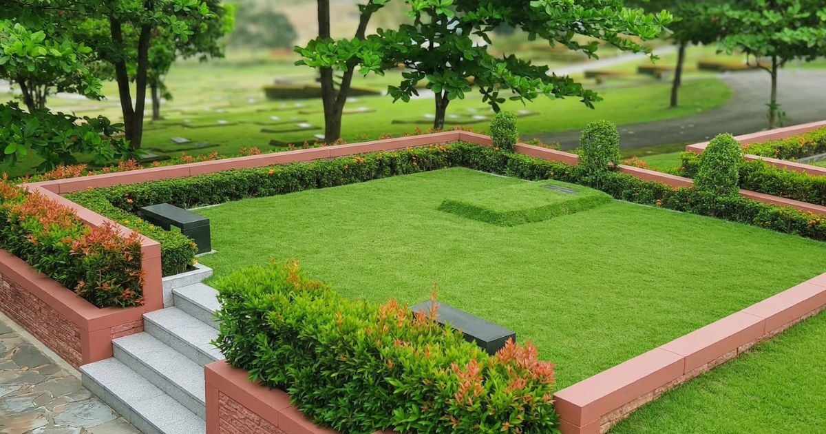 Taman pemakaman Islam di area Mercy San Diego Hills dengan kavling hijau tertata rapi dan taman berpagar rendah