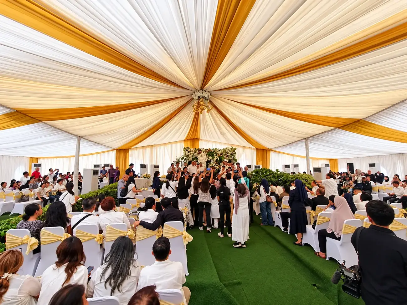 Suasana prosesi pemakaman Martha Tilaar di San Diego Hills Memorial Park Karawang